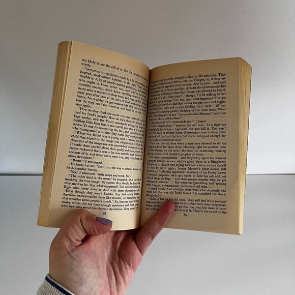 The Chrysalids Paperback by John Wyndham Dystopia Science Fiction Novel English - Picture 4 of 4